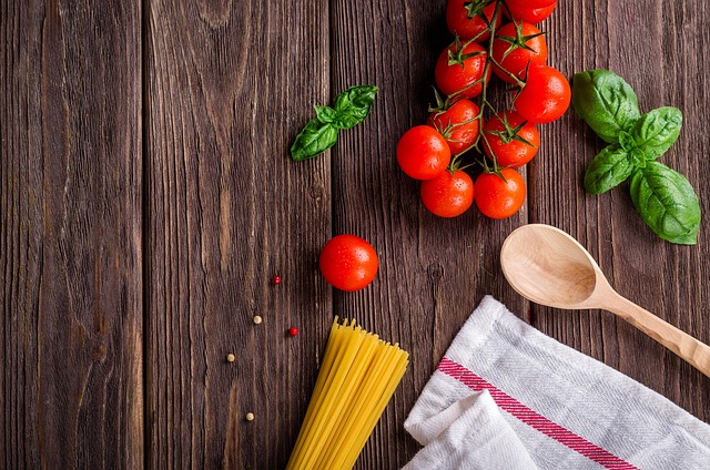 Come completare una cucina bianca e luminosa con il legno naturale