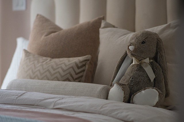 Ecco come mettere i cuscini sul letto per renderlo più bello
