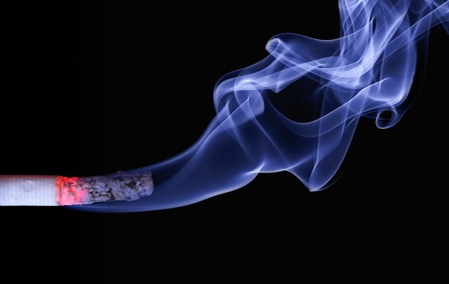 Come riparare una bruciatura di sigaretta su divani e altri tessuti