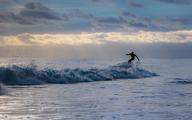 Dove fare surf in Sardegna? 6 spot ideali per mettersi alla prova