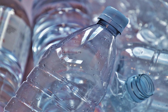Ecco come fare un irrigatore a goccia con una bottiglia di plastica