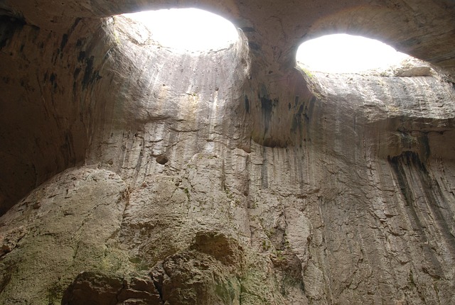 In Bulgaria c’è la Grotta di Prohodna, qui si vedono gli “Occhi di Dio” In Bulgaria c’è la Grotta di Prohodna, qui si vedono gli “Occhi di Dio”