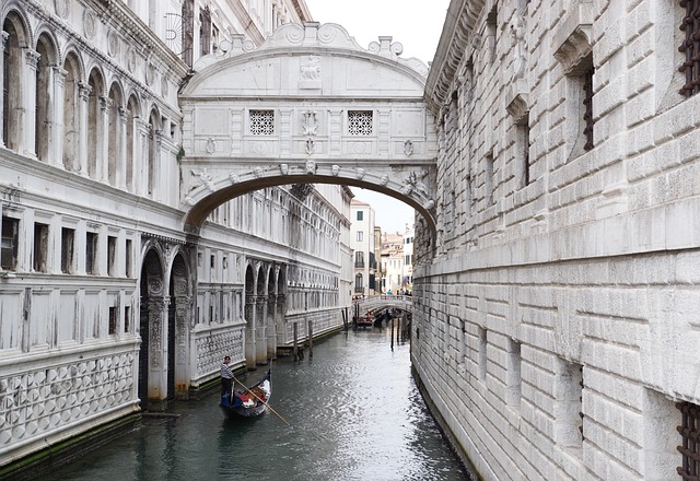 Perché il Ponte dei Sospiri si chiama così? La celebre storia