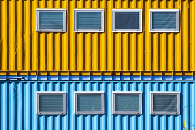 Un container diventa micro-casa, 24 m2 di betulla e luce